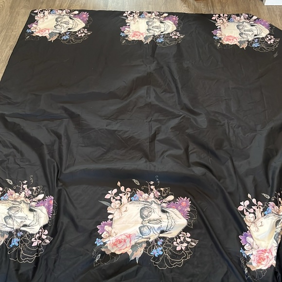 Skull and flowers Duvet and pillowcase set twin size 70x84” - Picture 3 of 5